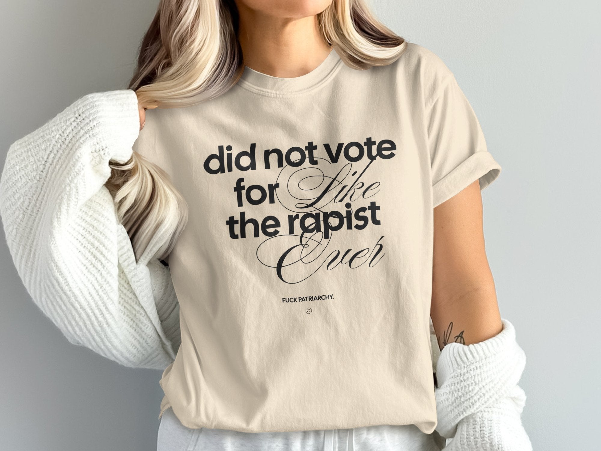 a woman wearing a t - shirt that says did not vote for the repist